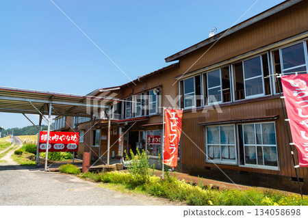 在新潟縣魚沼市根古屋町魚野川畔的堀之內柳場餐廳用餐 在新潟縣魚沼市根古屋町魚野川畔的堀之內柳場餐廳用餐 134058698