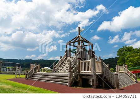 Playing on the athletic equipment at Echigo Hillside National Park, Mitsumata, Miyamoto Higashikatacho, Nagaoka City, Niigata Prefecture 134058711
