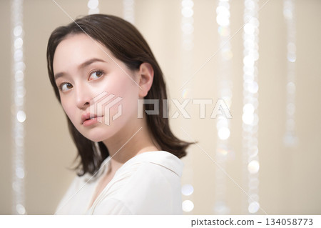 一位留著中長髮的年輕女子的美麗照片 134058773