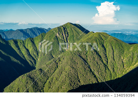 從通往赤石山的登山道上眺望兔山晨曦。攀登南阿爾卑斯山的赤石山。 134059394