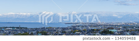 可飽覽立山山脈和城市景觀的全景。 可飽覽立山山脈和城市景觀的全景。 134059488