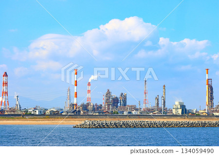 A view of a petrochemical complex with many factory facilities in Yokkaichi City, Mie Prefecture 134059490
