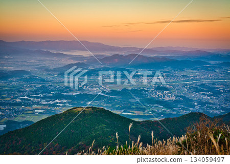晨曦灑滿山巒與城市 | 美麗的日本風景 134059497
