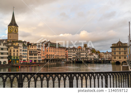 瑞士蘇黎世州蘇黎世老城的利馬特河和聖彼得教堂鐘樓 134059712