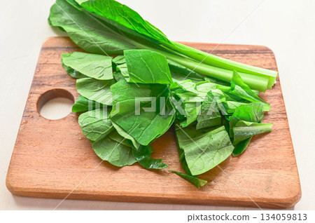 Fresh komatsuna to be cut 134059813