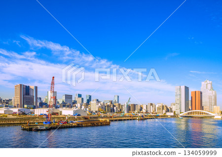 日本東京城市景觀：築地市場舊址的重建－「利用市屬土地（築地地區）的準備工作」。背景是日本橋。 134059999