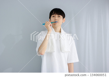 口腔護理：一位年輕男子手持牙刷 134060051