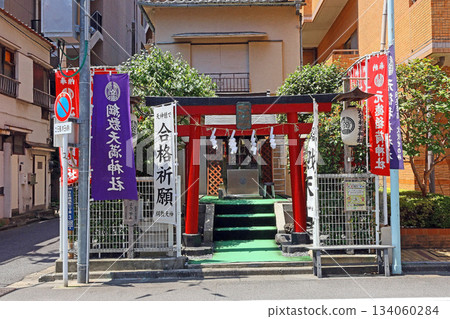 Gentoku Inari Shrine and Tsunashiki Tenmangu Shrine (center) 134060284