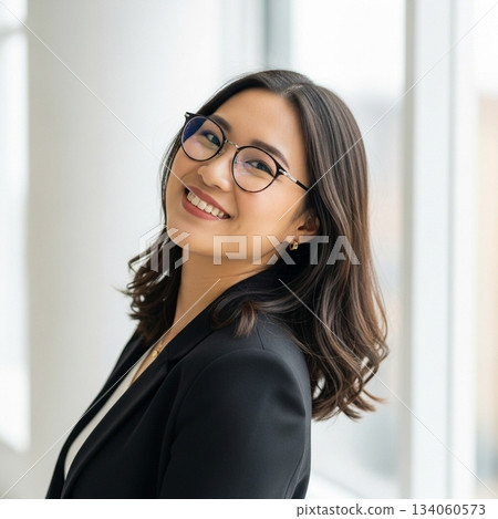 一位面帶微笑的女商人站在辦公室的肖像 134060573