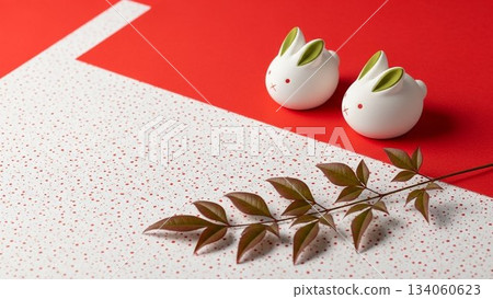一幅簡潔優雅的新年主題畫作,以紅色為背景,雪松葉上擺放著麻糬。 一幅簡潔優雅的新年主題畫作,以紅色為背景,雪松葉上擺放著麻糬。 134060623
