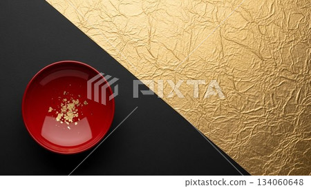 一幅奢華的日本新年圖片,畫面中一個紅色漆碗放置在金色和黑色的背景上。 一幅奢華的日本新年圖片,畫面中一個紅色漆碗放置在金色和黑色的背景上。 134060648