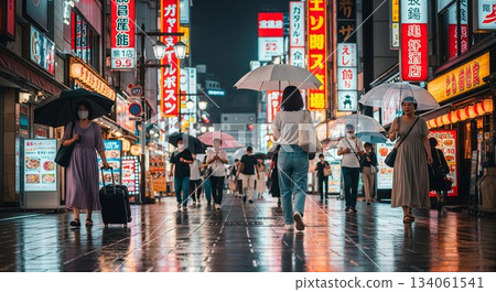 雨夜的市中心景象 134061541