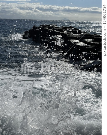海浪拍打著伊豆礁石。 海浪拍打著伊豆礁石。 134061754
