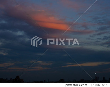 落日餘暉中，橘色的雲朵在天空中飄蕩 134061853