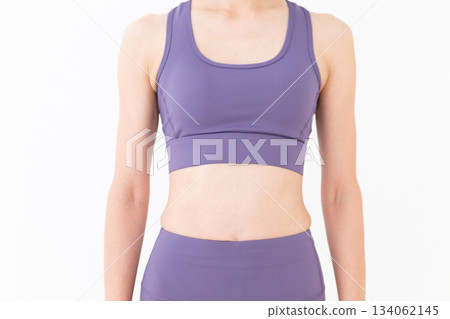 一位中年女性身穿瑜珈服，露出纖細的腹部 134062145