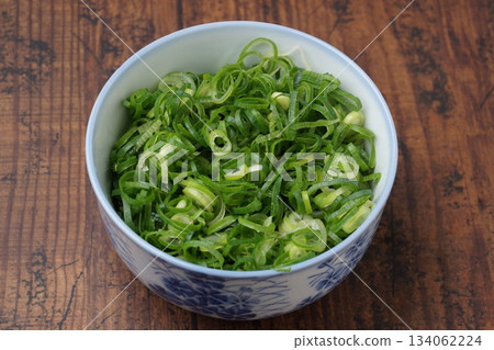 Cut scallion 134062224