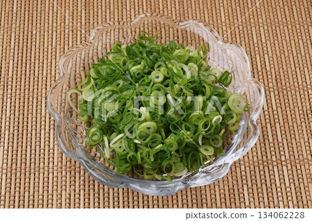 Cut scallion 134062228