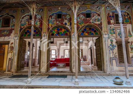 India, courtyard of a haveli converted into a hotel in Mandawa. 134062466
