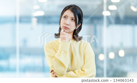 A woman thinking/businesswoman 134063143