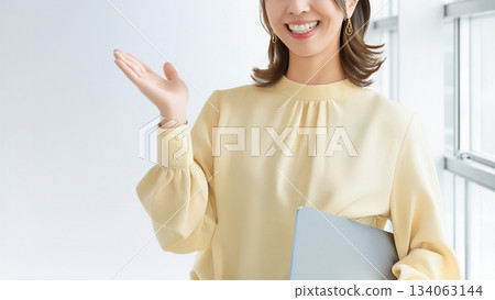 帶筆記型電腦的女人/女商人 134063144