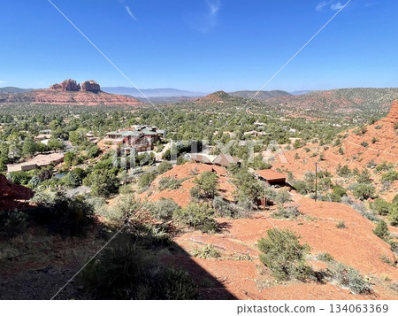 [亞利桑那州] 塞多納：俯瞰大教堂岩的豪華住宅區 134063369