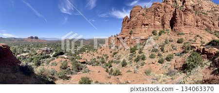 【亞利桑那州】塞多納紅岩和城市景觀的壯麗全景。 【亞利桑那州】塞多納紅岩和城市景觀的壯麗全景。 134063370