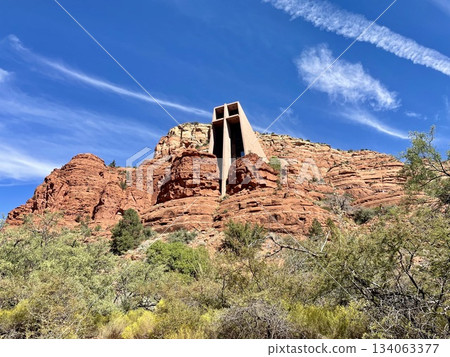 [亞利桑那州] 塞多納，聖十字教堂外觀，建於一座岩石山上 134063377