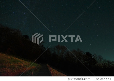 北斗七星和仙后座橫跨北極星 北斗七星和仙后座橫跨北極星 134065365