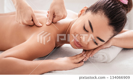 Relaxing Massage. Professional Body Therapist Massaging Back Of Relaxed Asian Woman In Spa Salon, Beautiful Young Korean Female Enjoying Wellness Treatment And Beauty Procedures, Closeup 134066909