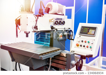 CNC universal milling machine 134068934