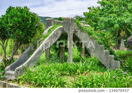 石垣市久浦市開拓比公園內,綠樹環繞,至今仍保留著一處古老的滑梯。 石垣市久浦市開拓比公園內,綠樹環繞,至今仍保留著一處古老的滑梯。 134070437