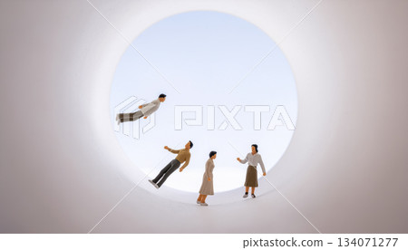 漂浮在白色空間中的微型人偶 / 表達超現實主義和詩意世界觀的概念視覺效果 漂浮在白色空間中的微型人偶 / 表達超現實主義和詩意世界觀的概念視覺效果 134071277