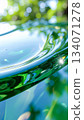 抽象的液體波紋交織著綠色和光線 / 與自然和諧共生的奇妙背景素材 134071278