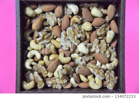 烤果混合：杏仁、腰果、核桃 134072253