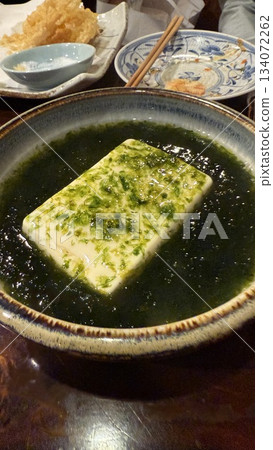 Tofu and seaweed soup with thickened sauce 134072262