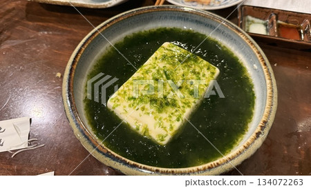 Tofu and seaweed soup with thickened sauce 134072263