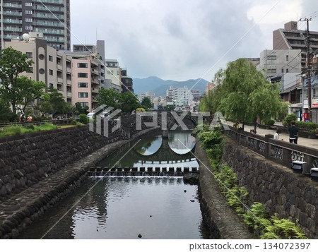 初夏時節,河畔綠意盎然,景色宜人。 初夏時節,河畔綠意盎然,景色宜人。 134072397