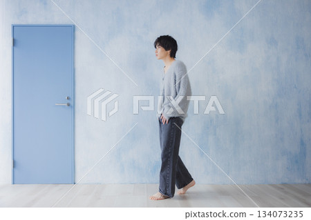 一個男人在房間裡放鬆 134073235