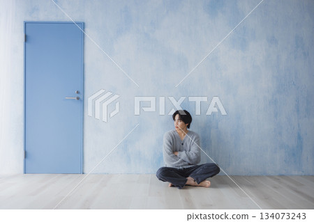 一個男人在房間裡放鬆 一個男人在房間裡放鬆 134073243