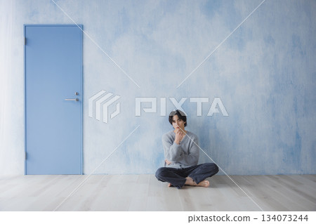 一個男人在房間裡放鬆 一個男人在房間裡放鬆 134073244