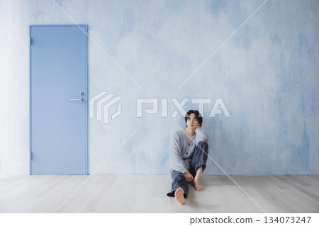 A man to relax in the room 134073247