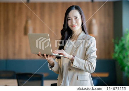 筆記本電腦業務的女人 134073255