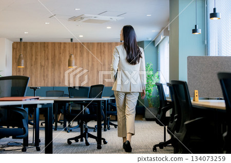 在辦公室工作的女商人 134073259