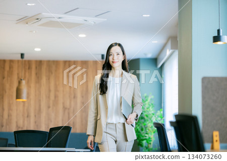 在辦公室工作的女商人 134073260