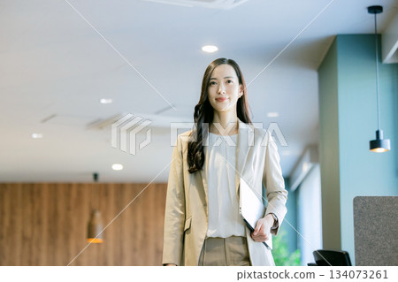 在辦公室工作的女商人 134073261