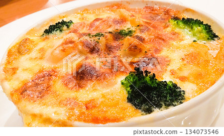 美味的烤通心粉配上酥脆的起司 美味的烤通心粉配上酥脆的起司 134073546