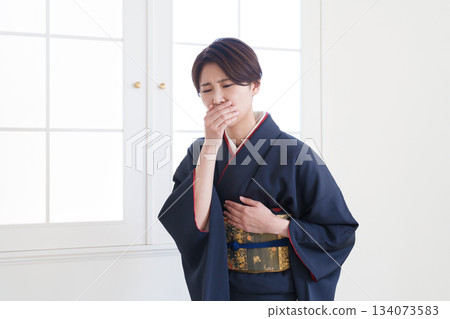 一位和服腰帶緊緊繫著的女子 134073583