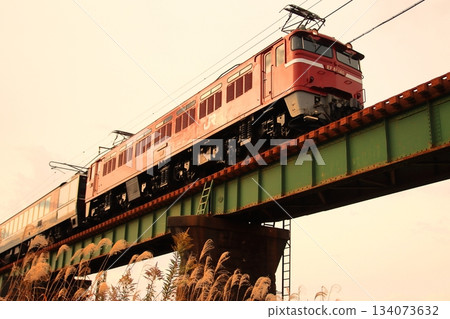 "Thank you EL" train towed by EF81-140 crossing the railway bridge under the late autumn sunset sky_Photo taken on 2025/11/24 "Thank you EL" train towed by EF81-140 crossing the railway bridge under the late autumn sunset sky_Photo taken on 2025/11/24 134073632