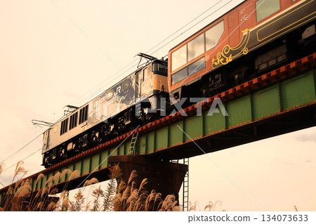 "Thank you EL" train towed by EF64-1030 crossing the railway bridge under the late autumn sunset sky_Photo taken on 2025/11/24 "Thank you EL" train towed by EF64-1030 crossing the railway bridge under the late autumn sunset sky_Photo taken on 2025/11/24 134073633