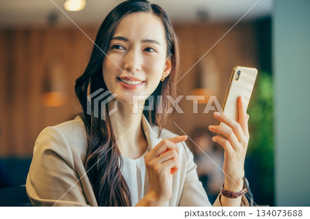 一位女商人正在共享辦公空間查看智慧型手機 一位女商人正在共享辦公空間查看智慧型手機 134073688